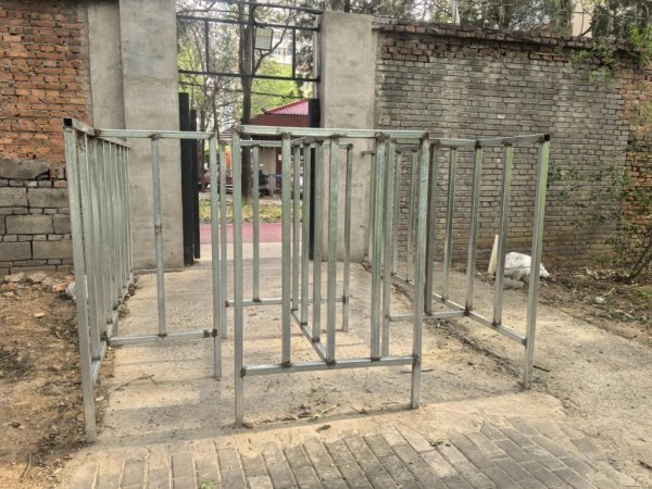 免息股票配资 社区出入口便民升级 居民下楼就能到花园